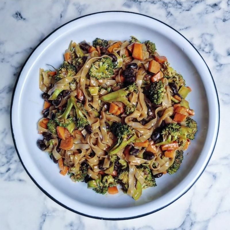 Image of Spicy Noodle Salad with Raw Seasonal Veg & Beans